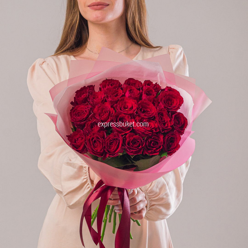25 красных фирменных роз
