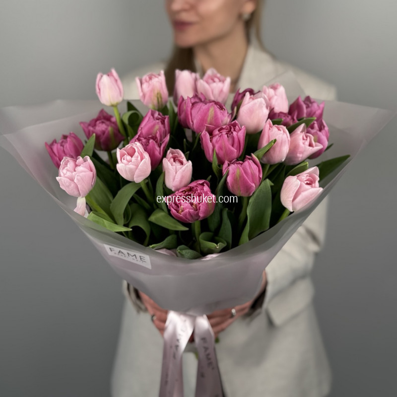 Девушка с тюльпанами