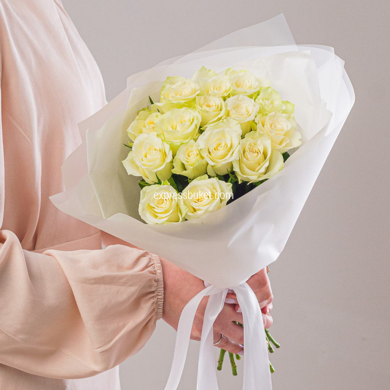 Букет из 15 белых роз 40 см