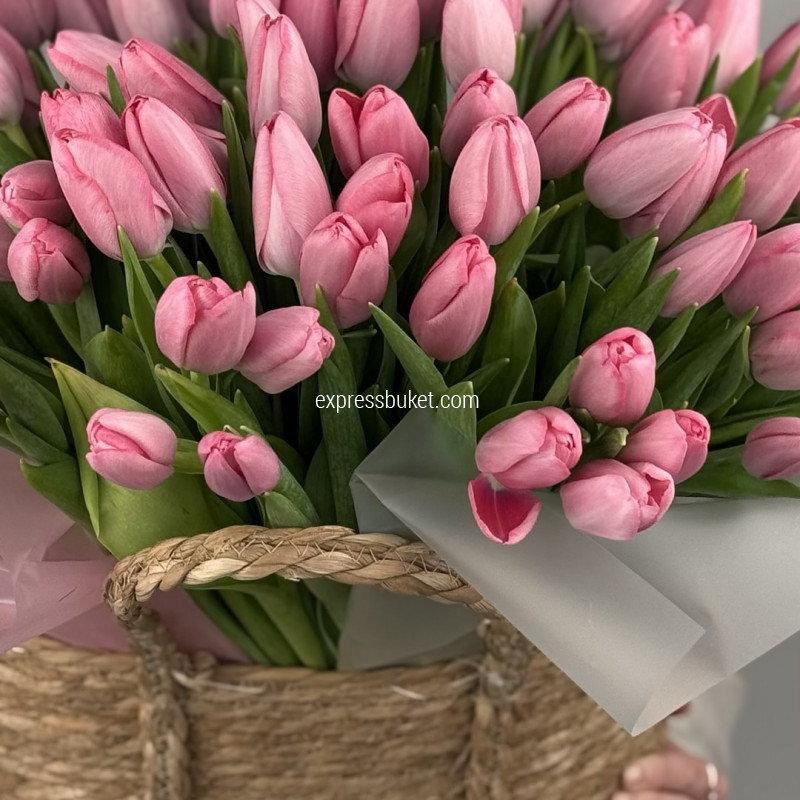 Корзина с тюльпанами