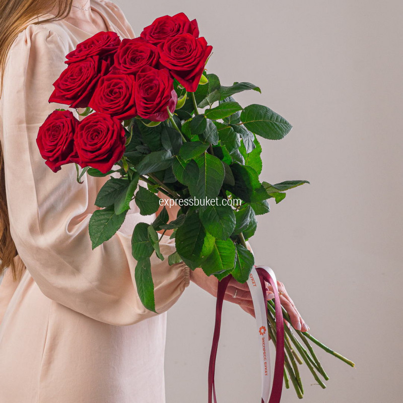 Букет из 9 красных роз 70см