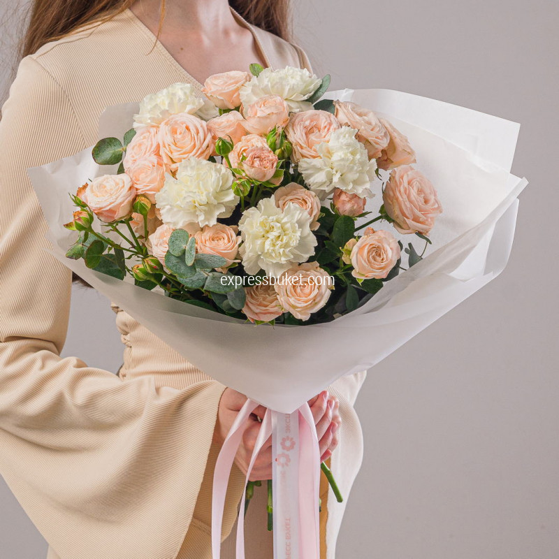 Нежный букет из кустовой розы и диантусов