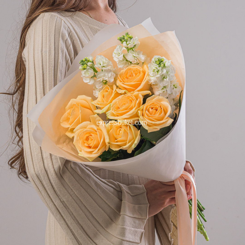 Букет из роз и маттиолы