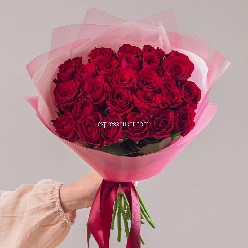 25 красных фирменных роз