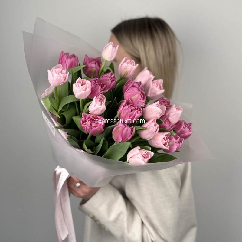 Девушка с тюльпанами