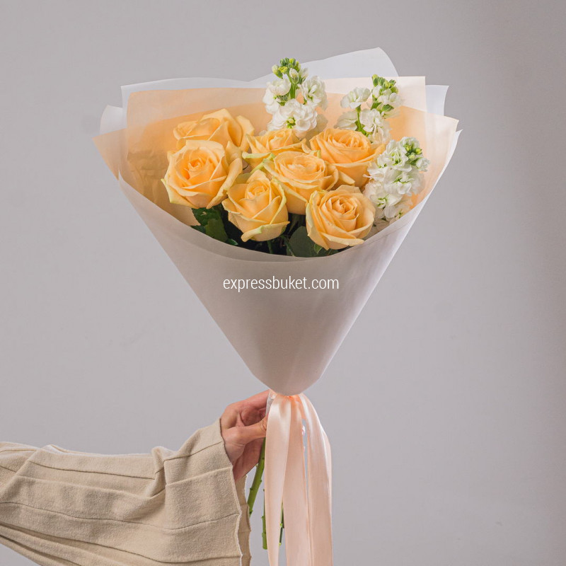 Букет из роз и маттиолы