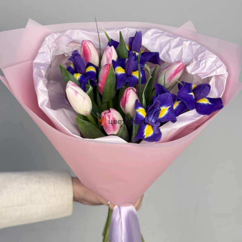 Букет с ирисами и тюльпанами "Весна"
