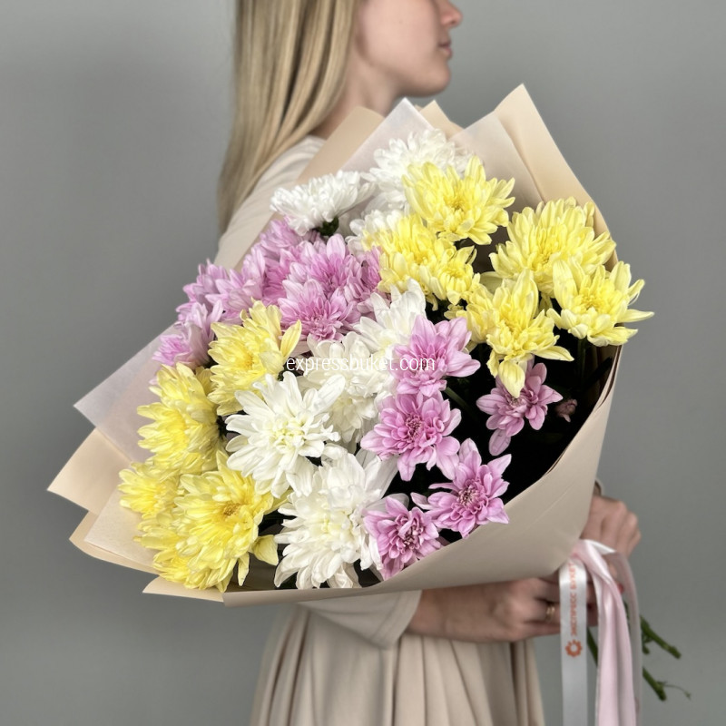 Букет из 7 разноцветных хризантем