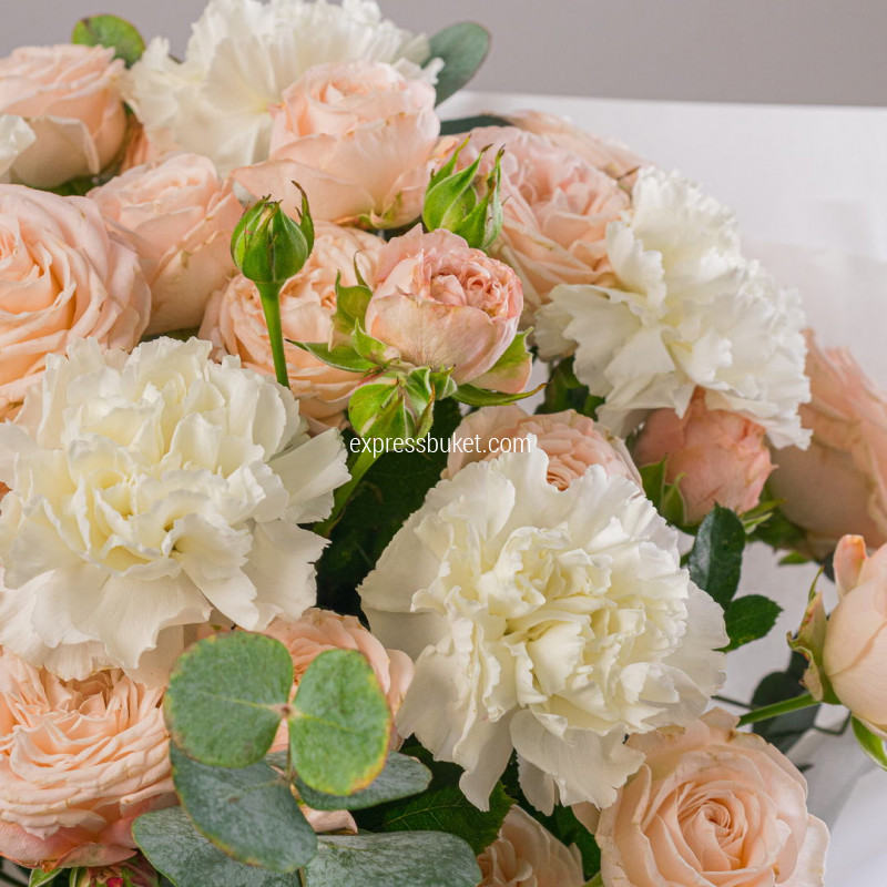 Нежный букет из кустовой розы и диантусов