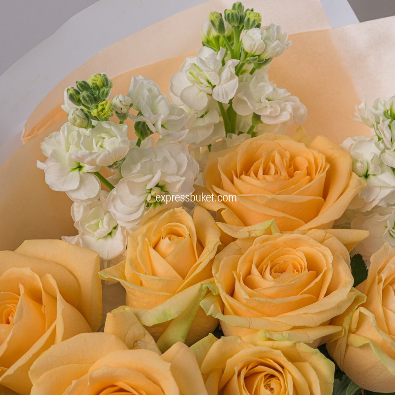 Букет из роз и маттиолы