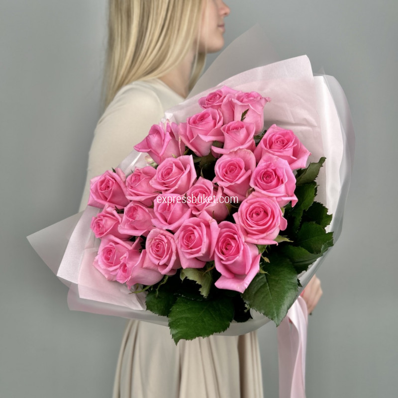 Букет из 21 розовой розы Ревиваль