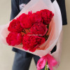 Букет из 7 алых пионов